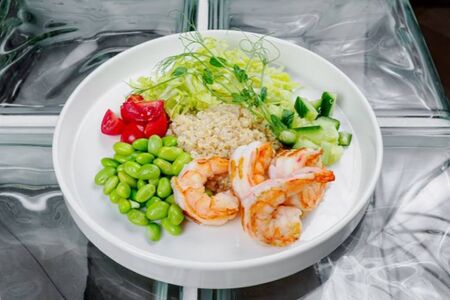 Боул с креветками и киноа