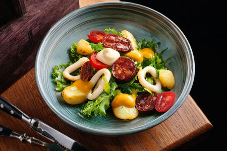 Салат с кальмаром и чорризо