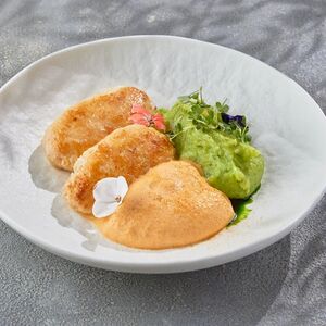 Крабовые котлеты, пюре с песто и голландский соус