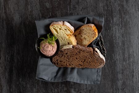 Хлебная корзина с муссом из куриной печени 
