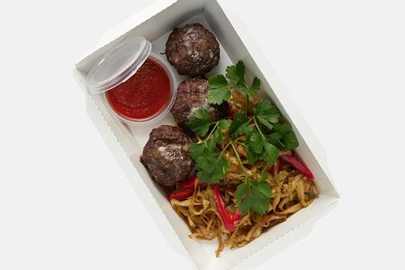 Говяжьи тефтели с тушеной капустой 