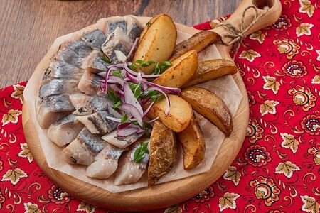 Сельдь малосольная с отварным картофелем