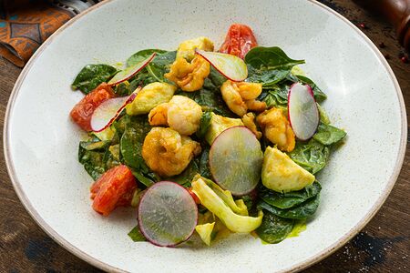 Салат с креветками и соусом муретти