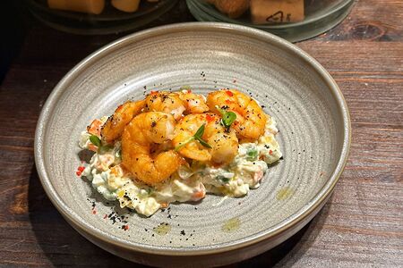 Салат Оливье с тигровыми креветками 