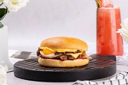 Бургер с беконом и яйцом