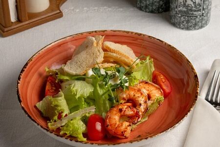 Салат Цезарь с тигровой креветкой