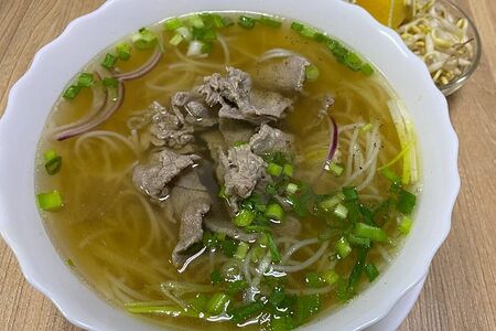 Бун Бо с говядиной и рисовой вермишелью