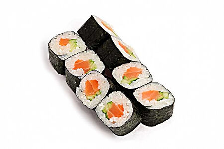 Ролл с лососем и огурцом