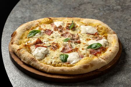 Лимонная пицца с беконом и страчателлой