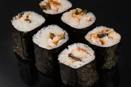 Классический ролл с угрем