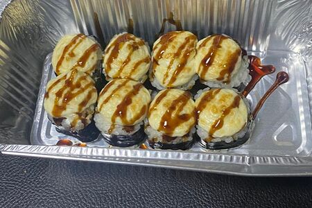 Ролл Запеченный под белым соусом со снежным крабом