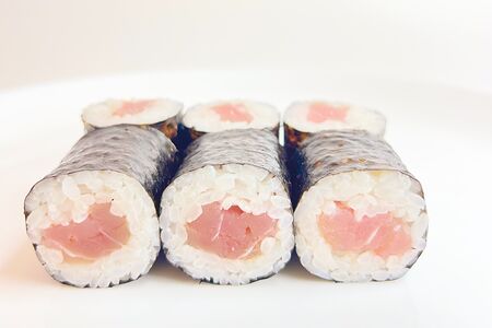 Ролл с тунцом