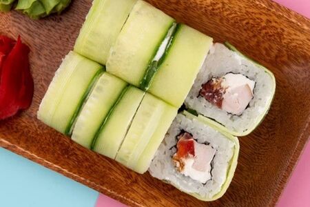 Зеленый ролл с курицей