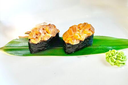 Гункан Лосось спайси