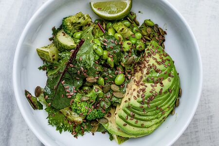 Зеленый салат с огурцом, брокколи, авокадо и лаймом
