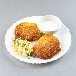 Драники с мясом и сметаной