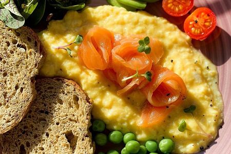 Скрэмбл с лососем и авокадо