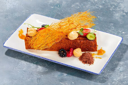 Мильфей с карамельным мороженым и запечёнными персиками