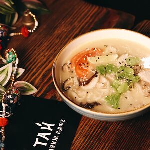Том кха с морепродуктами и лапшой