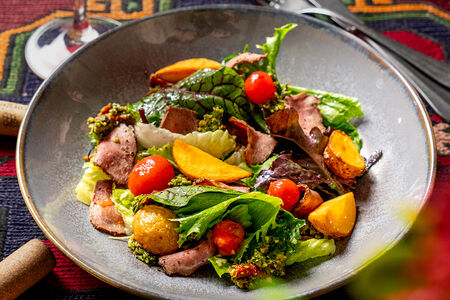 С ростбифом, картофелем и трюфельным соусом