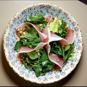 Салат с грушей, хамоном и муссом горгонзола