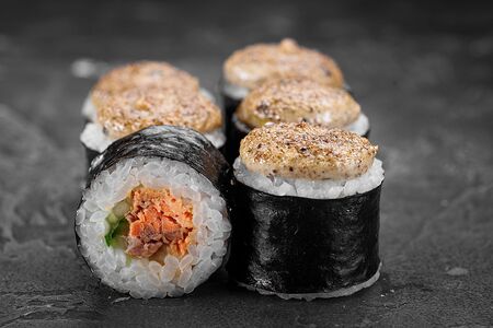 Грибной маки с жареным лососем