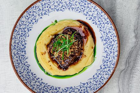 Говяжьи щечки с картофельным пюре