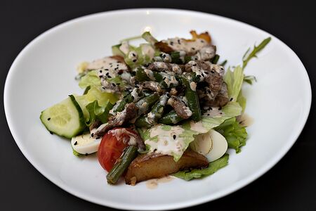 Тёплый мясной салат с овощами