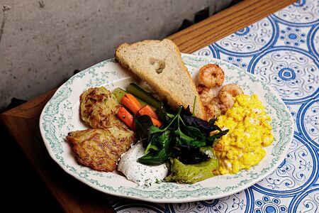 Большой завтрак с креветками и гуакамоле