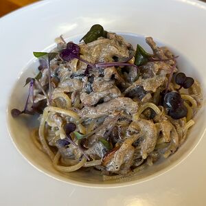 Паста со свининой, грибами и перечным соусом