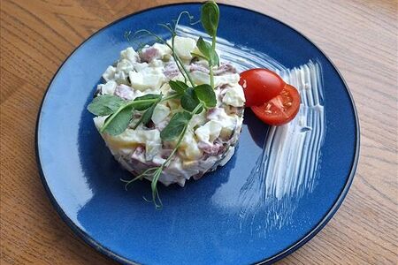 Оливье с копченой говядиной и листом салата