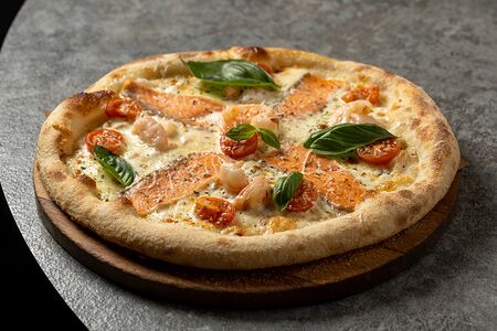 Пицца с форелью и креветками