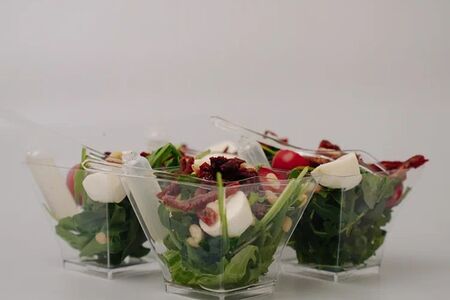 Салат с руколой, томатами и моцареллой