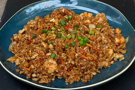 Жареный рис с креветками