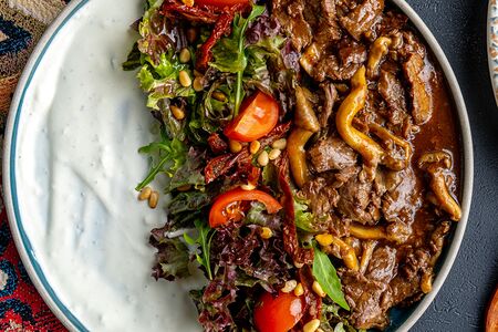 Теплый салат с говядиной и вешенками