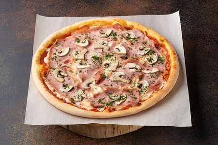 Пицца с ветчиной и грибами