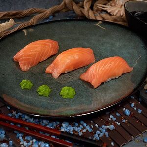 Суши с лососем