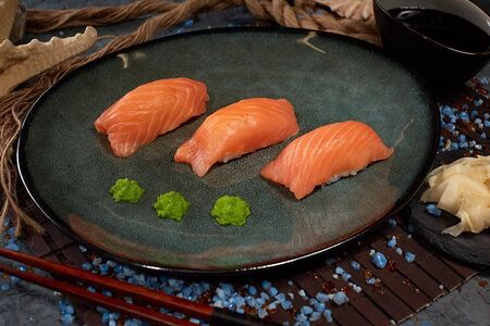 Суши с лососем