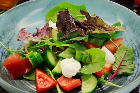 Салат овощной со сливочным сыром