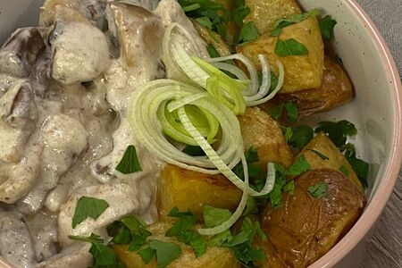 Строганов с грибами и картофельными дольками в сливочном соусе