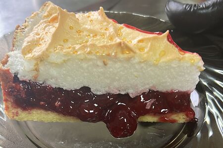 Пирог с вишней и меренгой