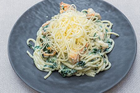 Паста с креветками и шпинатом