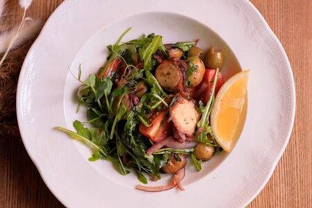 Теплый салат с осьминогом