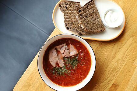 Борщ с ростбифом и сметаной