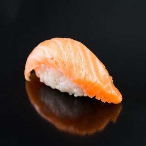 Суши с лососем