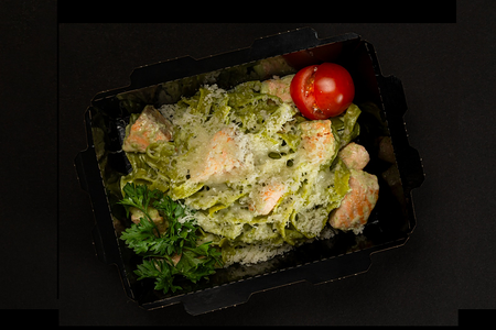 Шпинатная паста с лососем