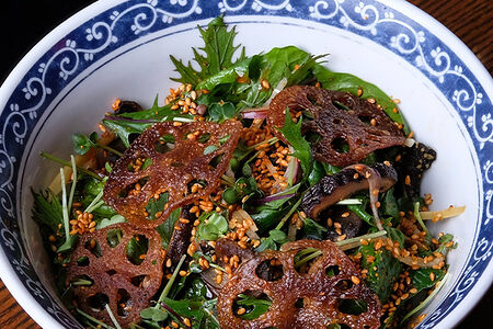 Салат с грибами, васаби и чипсами из лотоса