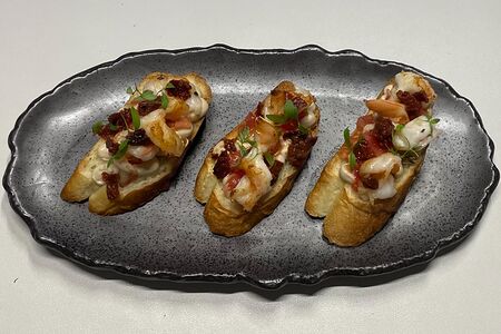 Брускетта с креветками, томатом и соусом шисо