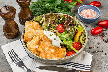 Оладьи из индейки с салатным миксом