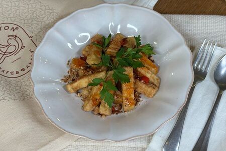 Хрустящие баклажаны с соусом сладкий чили и фундуком